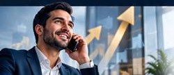 Empresario sonriendo mientras habla por teléfono